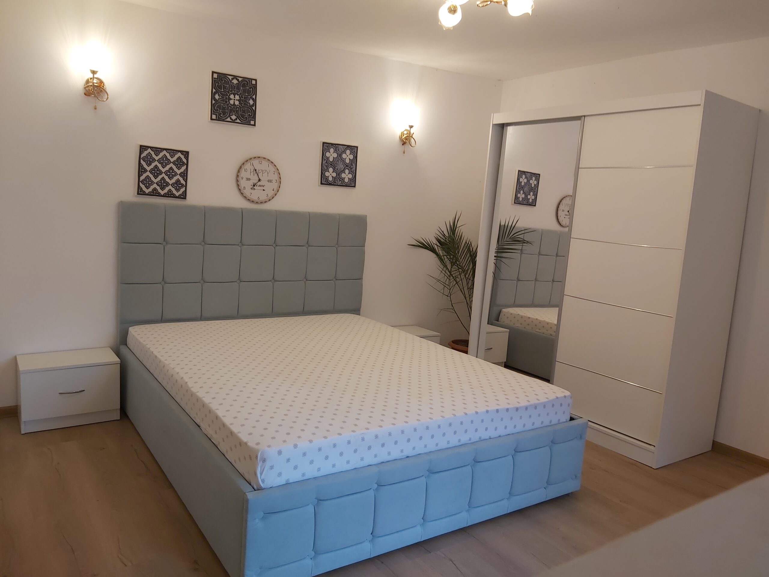 20211013_134419-scaled-1.jpg Dormitor Regal Alb cu Pat Tapitat Vernil 160 cu Oglinda - imagine 1