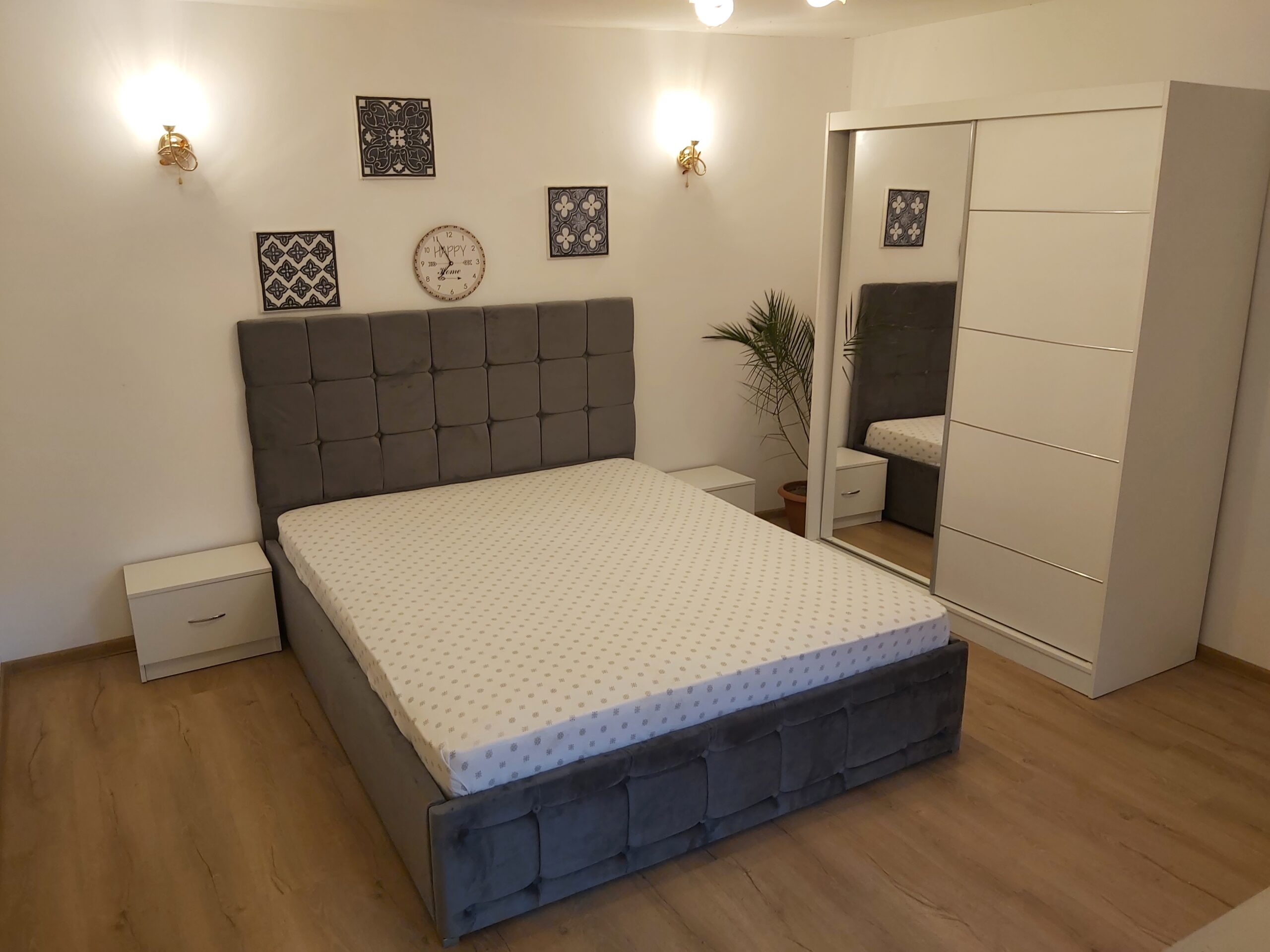 20211014_132253-scaled-1.jpg Dormitor Regal Alb cu Pat Tapitat Gri 160 si Oglinda - imagine 1