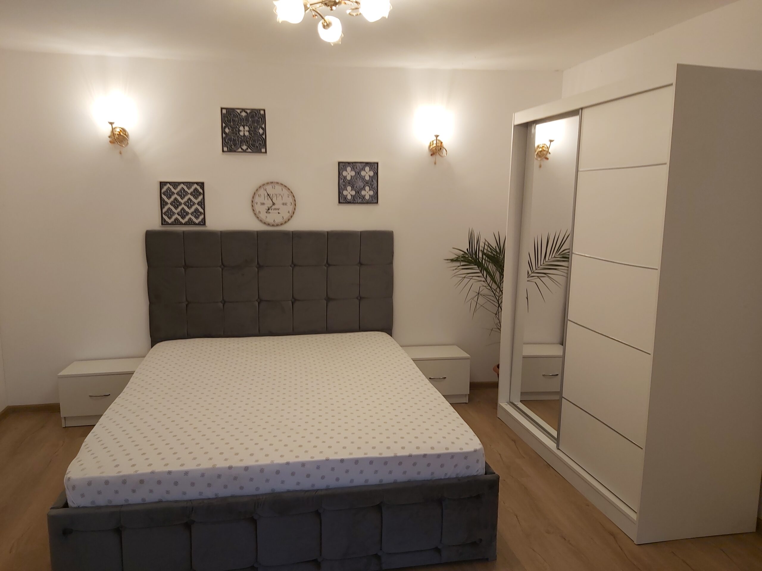 20211014_132443-scaled-1.jpg Dormitor Regal Alb cu Pat Tapitat Gri 160 si Oglinda - imagine 5