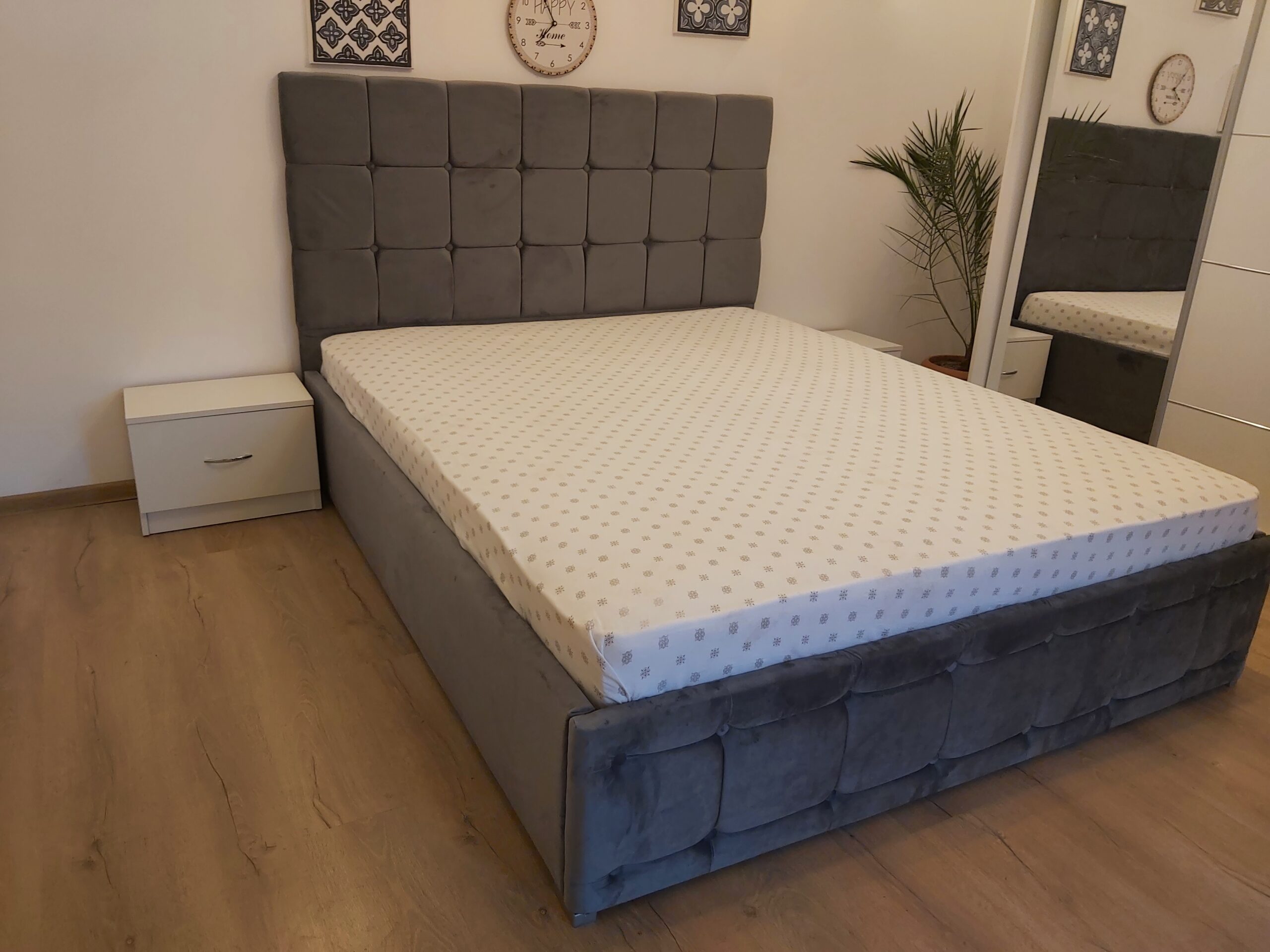20211014_132531-scaled-1.jpg Dormitor Regal Alb cu Pat Tapitat Gri 160 si Oglinda - imagine 2