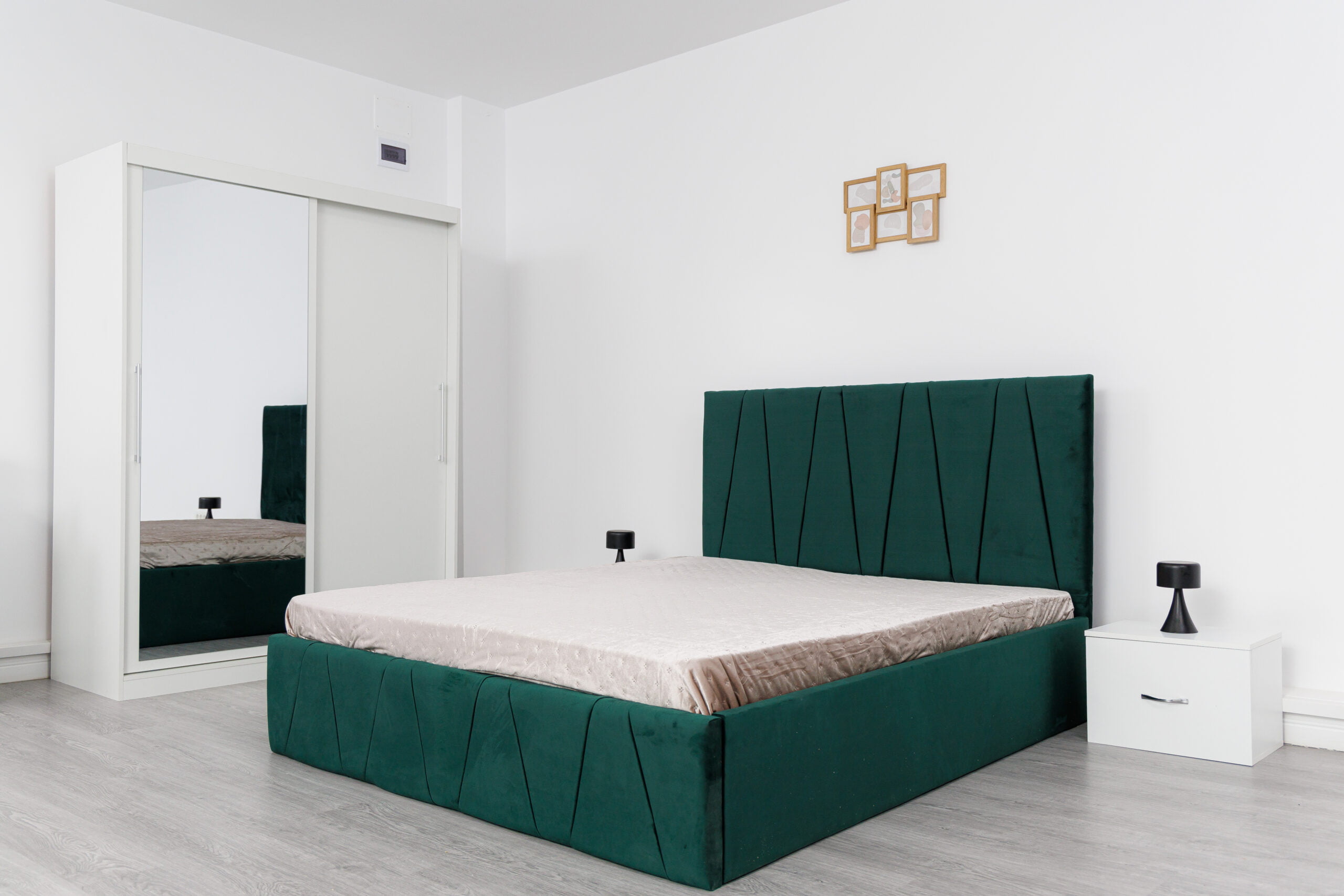 Image_0088-scaled-1.jpg Dormitor Eric Alb cu Pat Tapitat Verde Stofa Dulap Usi Glisante 150 x 200 cm Alb cu oglinda si Noptiere - imagine 2