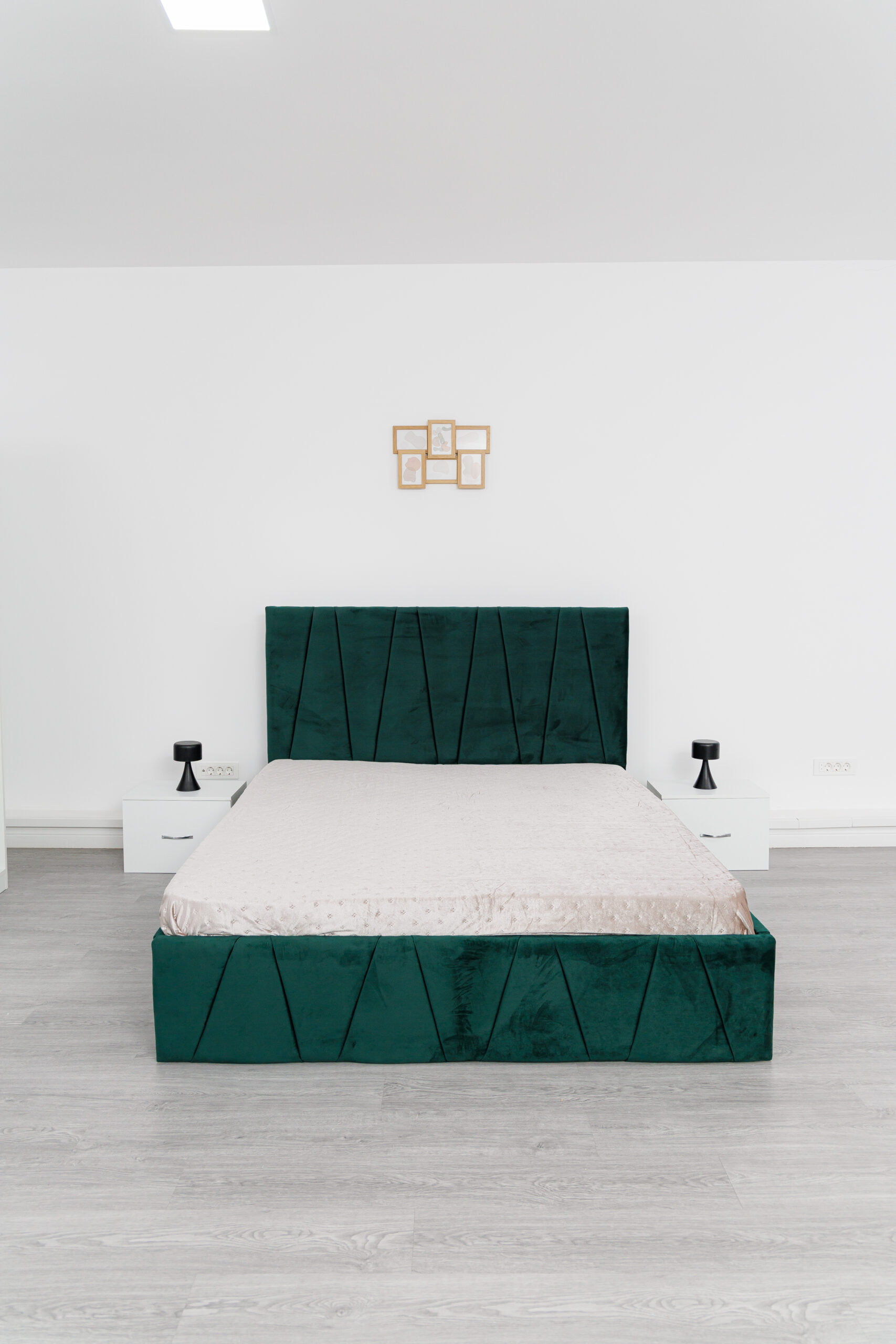 Image_0092-scaled-1.jpg Dormitor Eric Alb cu Pat Tapitat Verde Stofa Dulap Usi Glisante 150 x 200 cm Alb cu oglinda si Noptiere - imagine 3