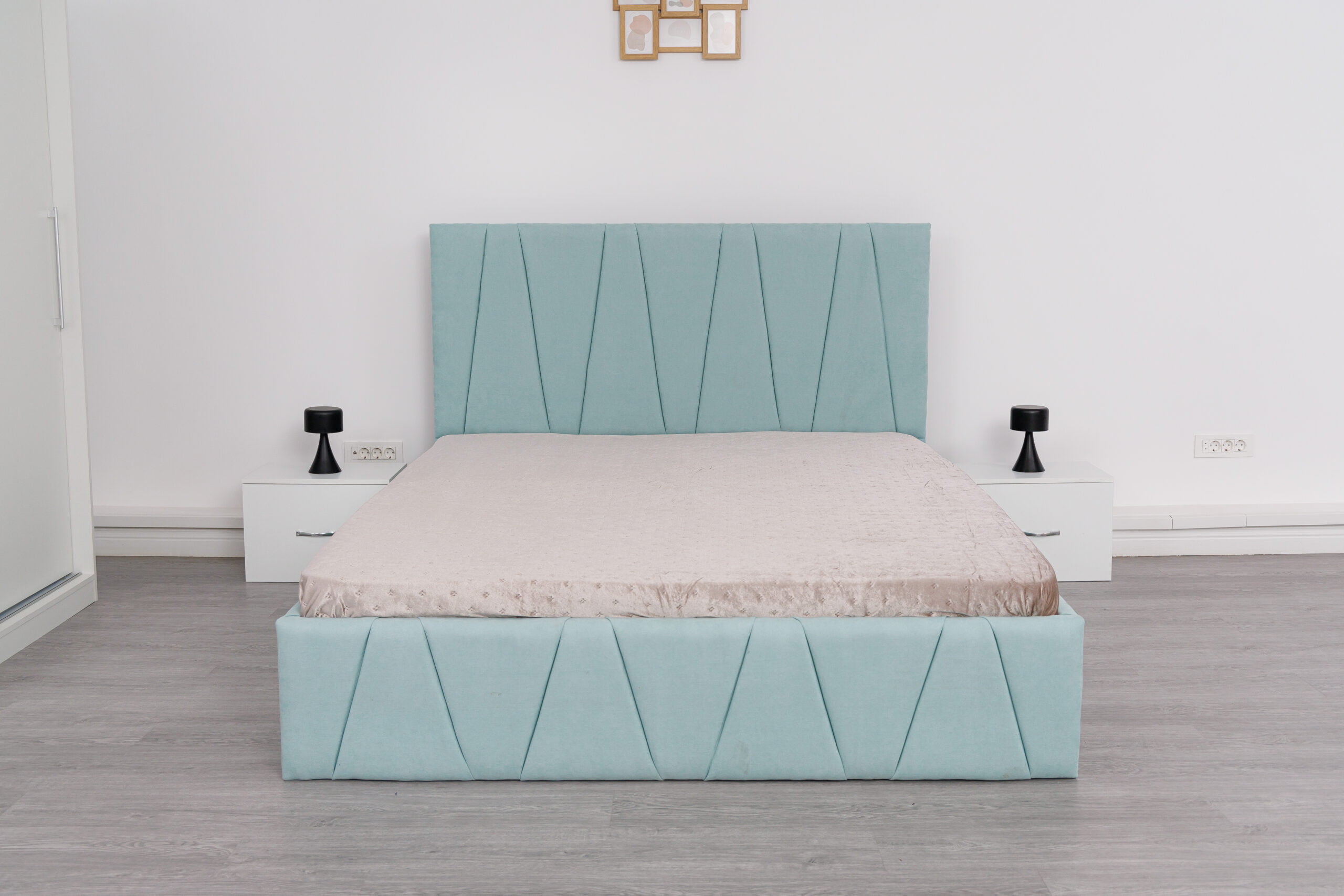 Image_0280-scaled-1.jpg Dormitor Eric Alb cu Pat Tapitat Turcoaz Stofa Dulap Usi Glisante 150 x 200 cm Alb cu oglinda Noptiere si Comoda TV - imagine 4