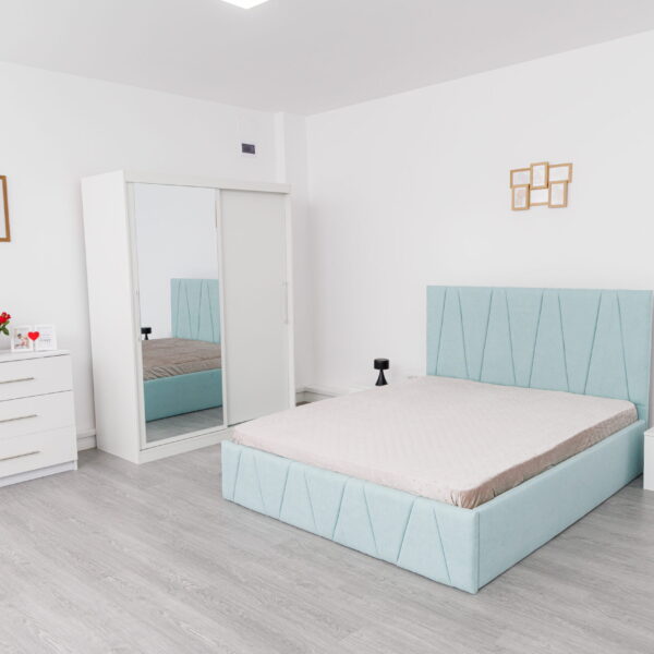 Dormitor Eric Alb cu Pat Tapitat Turcoaz Stofa Dulap Usi Glisante 150 x 200 cm Alb cu oglinda Noptiere si Comoda TV