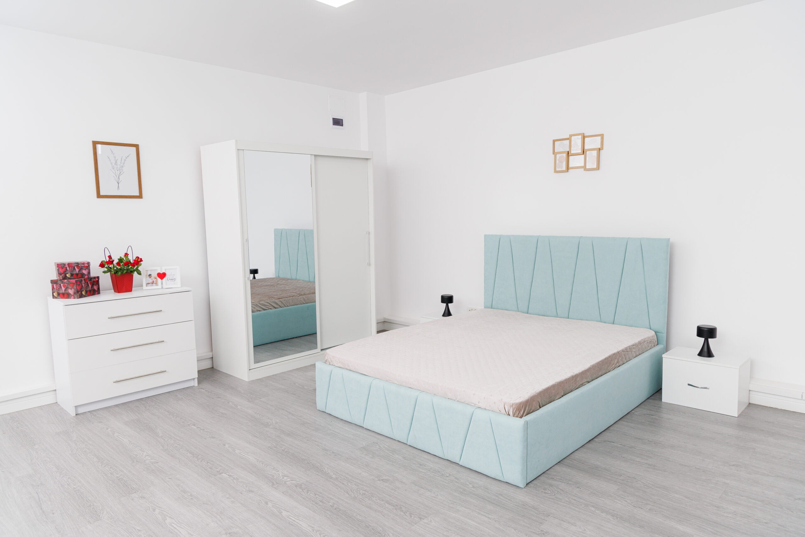 Image_0285-scaled-1.jpg Dormitor Eric Alb cu Pat Tapitat Turcoaz Stofa Dulap Usi Glisante 150 x 200 cm Alb cu oglinda Noptiere si Comoda TV - imagine 1