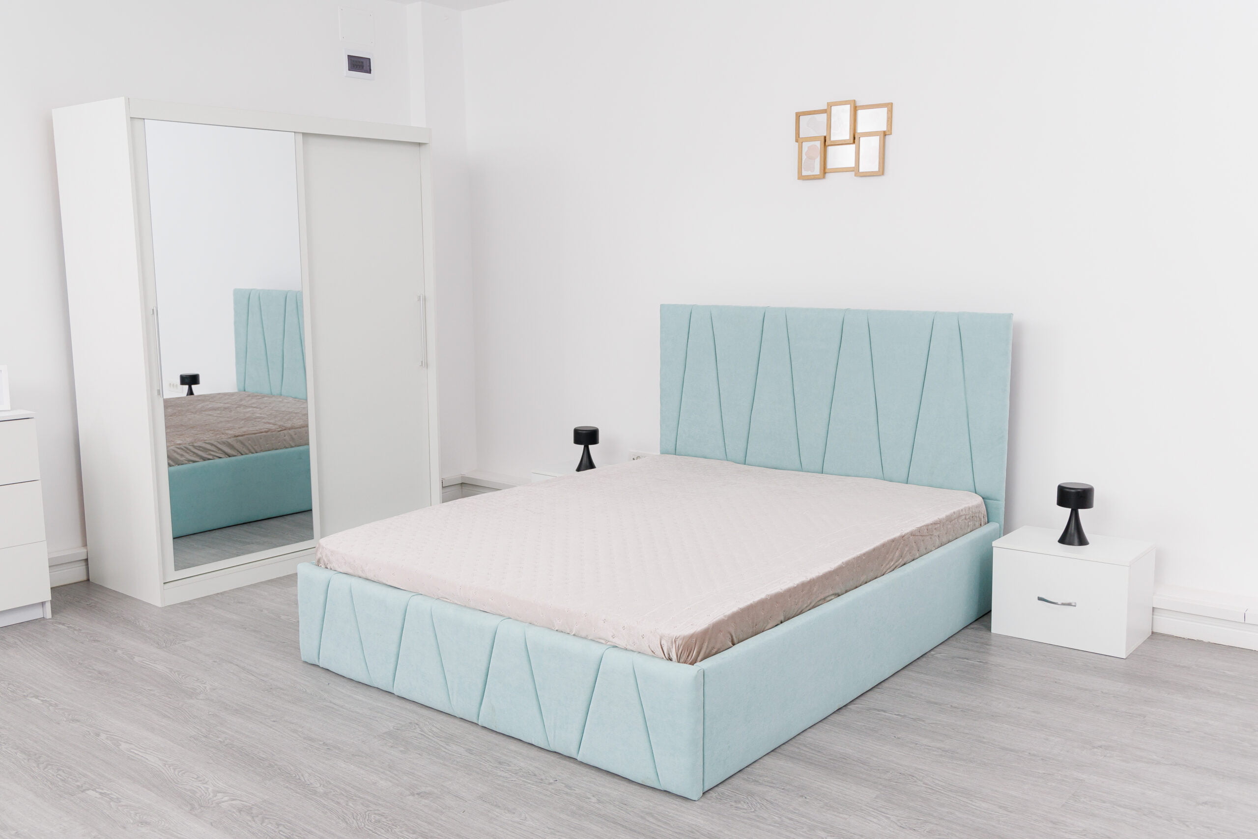 Image_0288-scaled-1.jpg Dormitor Eric Alb cu Pat Tapitat Turcoaz Stofa Dulap Usi Glisante 150 x 200 cm Alb cu oglinda Noptiere si Comoda TV - imagine 2