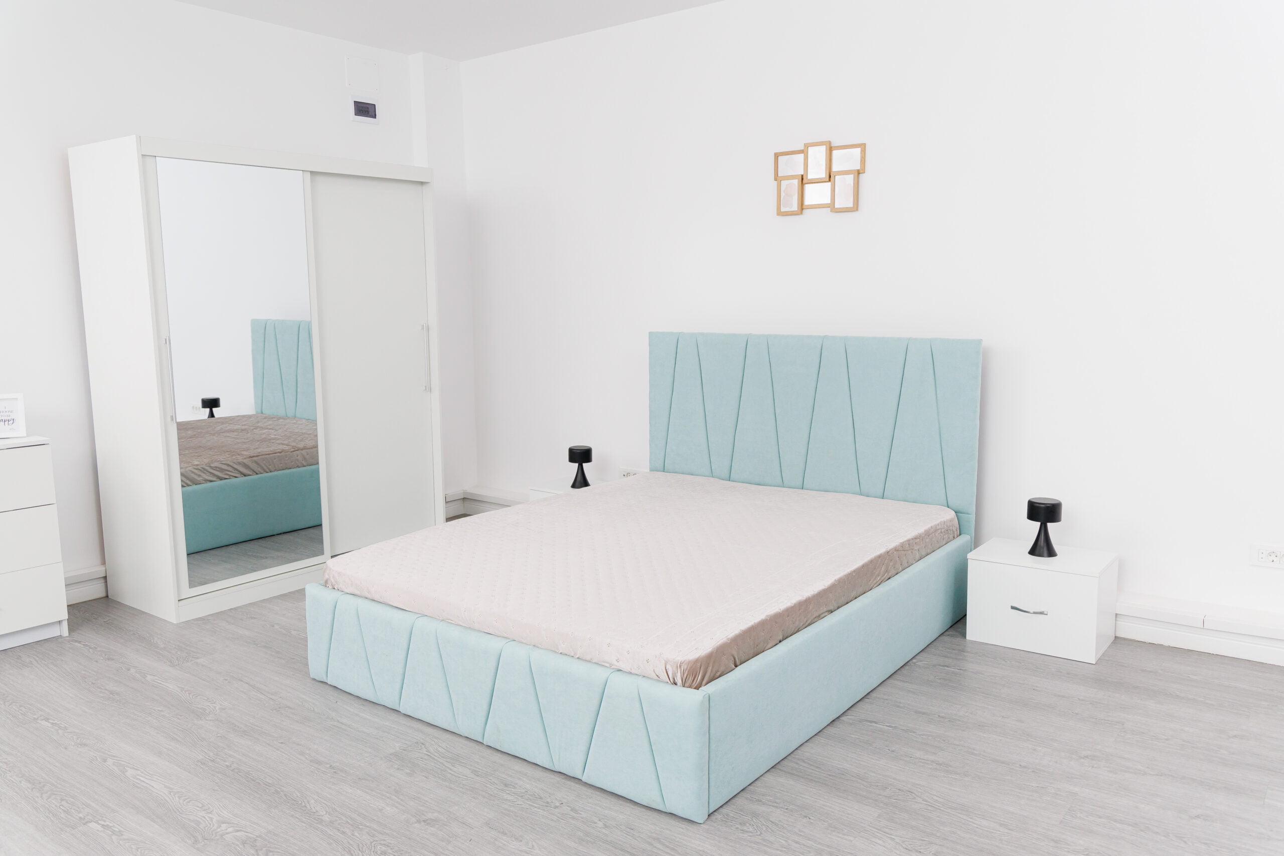 Image_0289-scaled-1.jpg Dormitor Eric Alb cu Pat Tapitat Turcoaz Stofa Dulap Usi Glisante 150 x 200 cm Alb cu oglinda Noptiere si Comoda TV - imagine 3