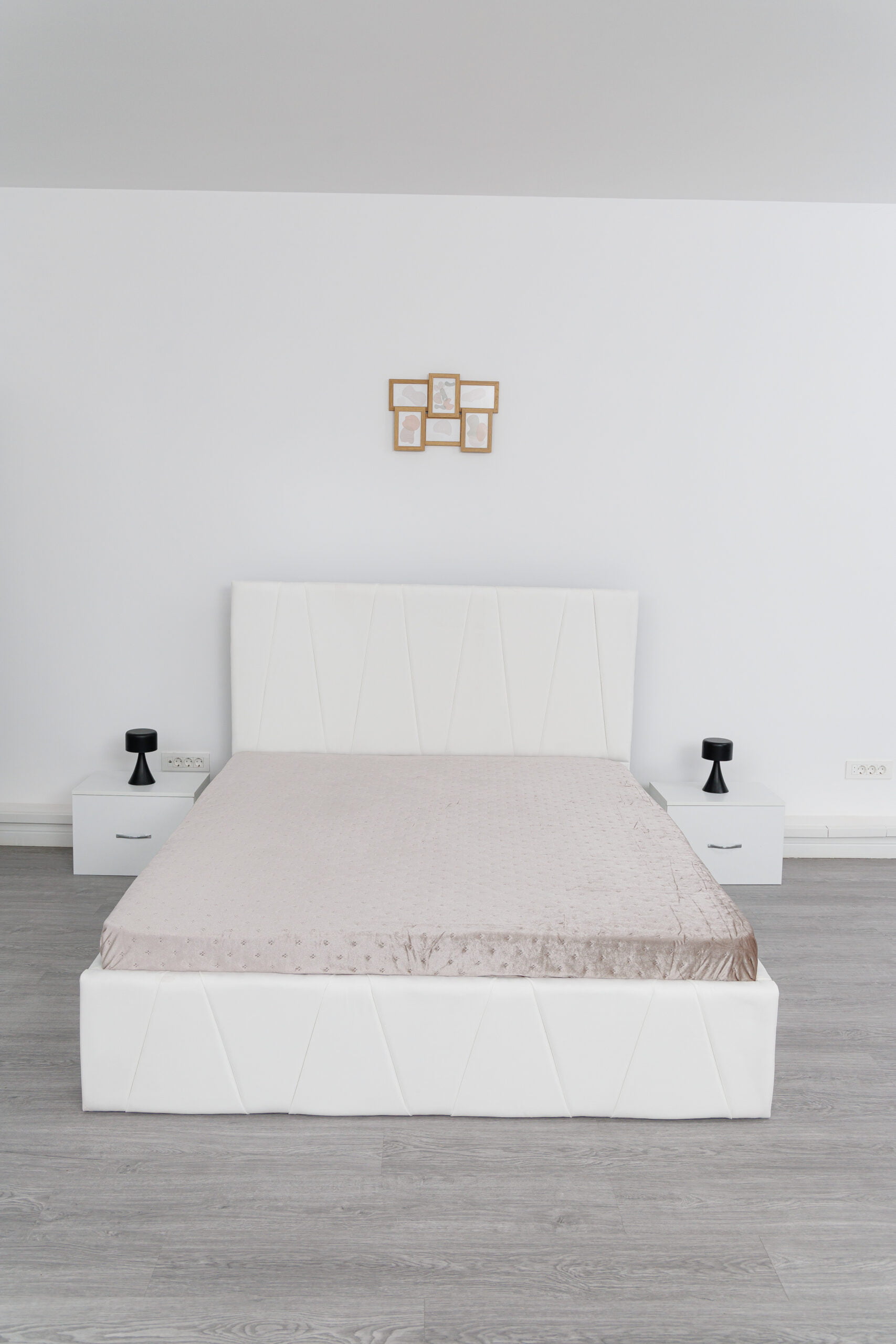 Image_0486-scaled-2.jpg Dormitor Eric Alb cu Pat Tapitat Alb Stofa Dulap Usi Glisante 150 x 200 cm Alb cu oglinda si Noptiere - imagine 3