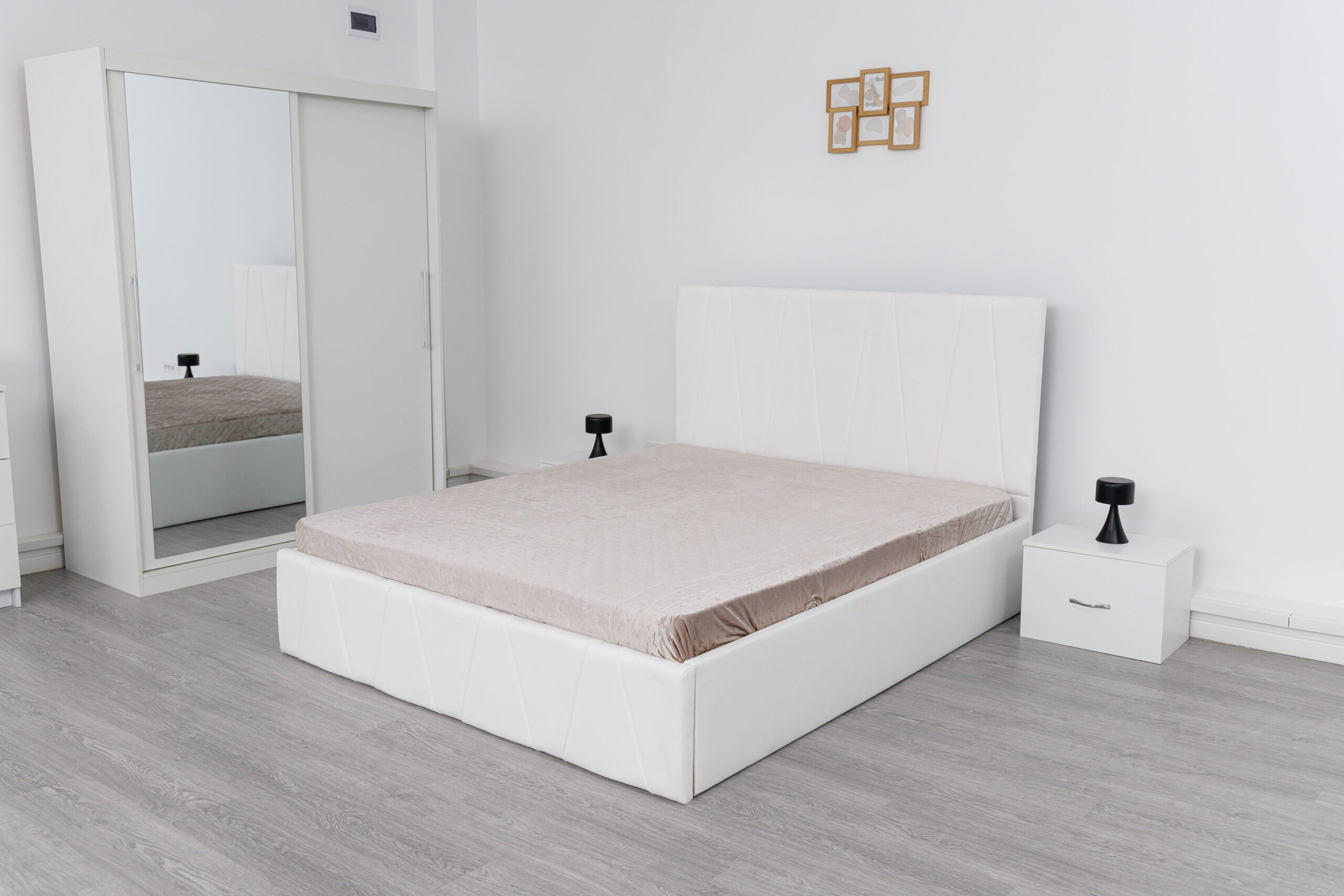 Image_0493-scaled-1.jpg Dormitor Eric Alb cu Pat Tapitat Alb Stofa Dulap Usi Glisante 150 x 200 cm Alb cu oglinda si Noptiere - imagine 2