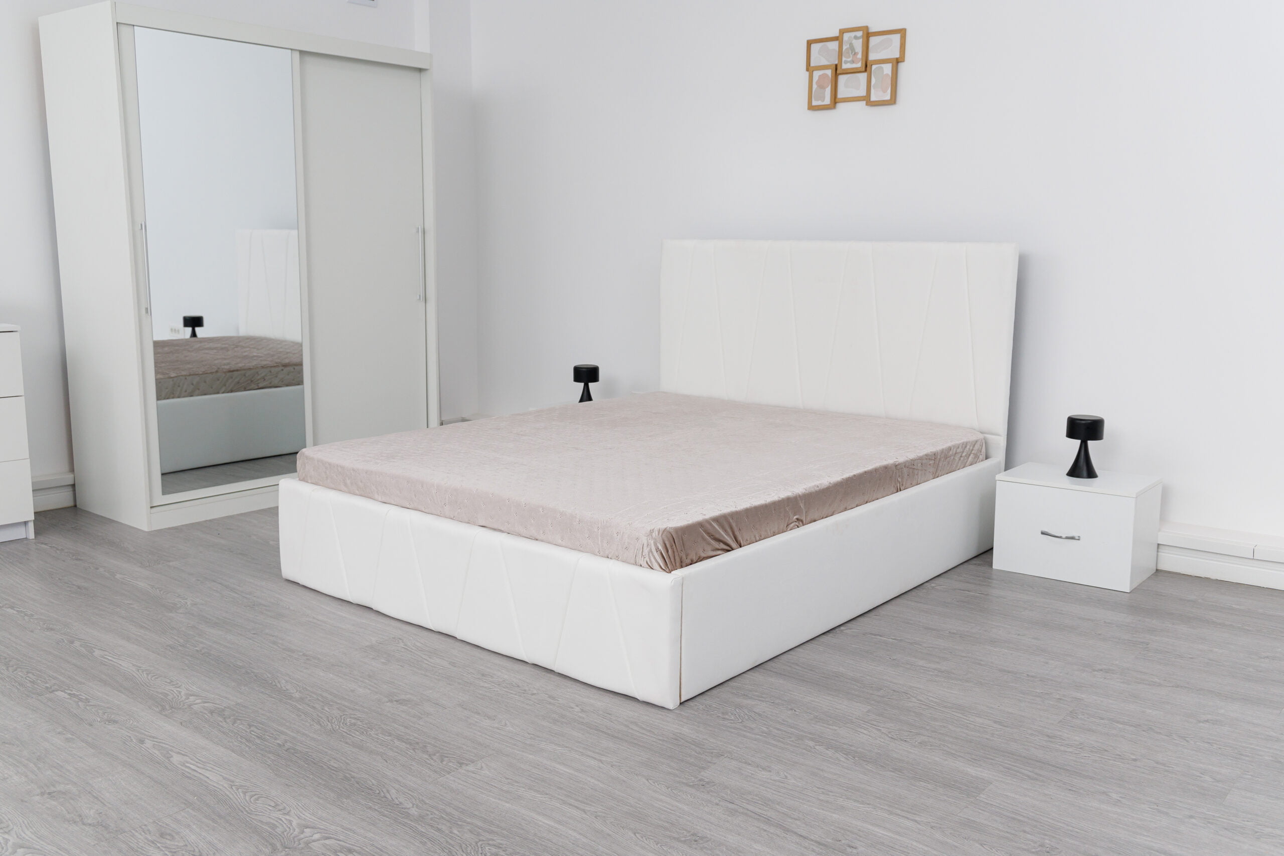 Image_0494-scaled-1.jpg Dormitor Eric Alb cu Pat Tapitat Alb Stofa Dulap Usi Glisante 150 x 200 cm Alb cu oglinda si Noptiere - imagine 1