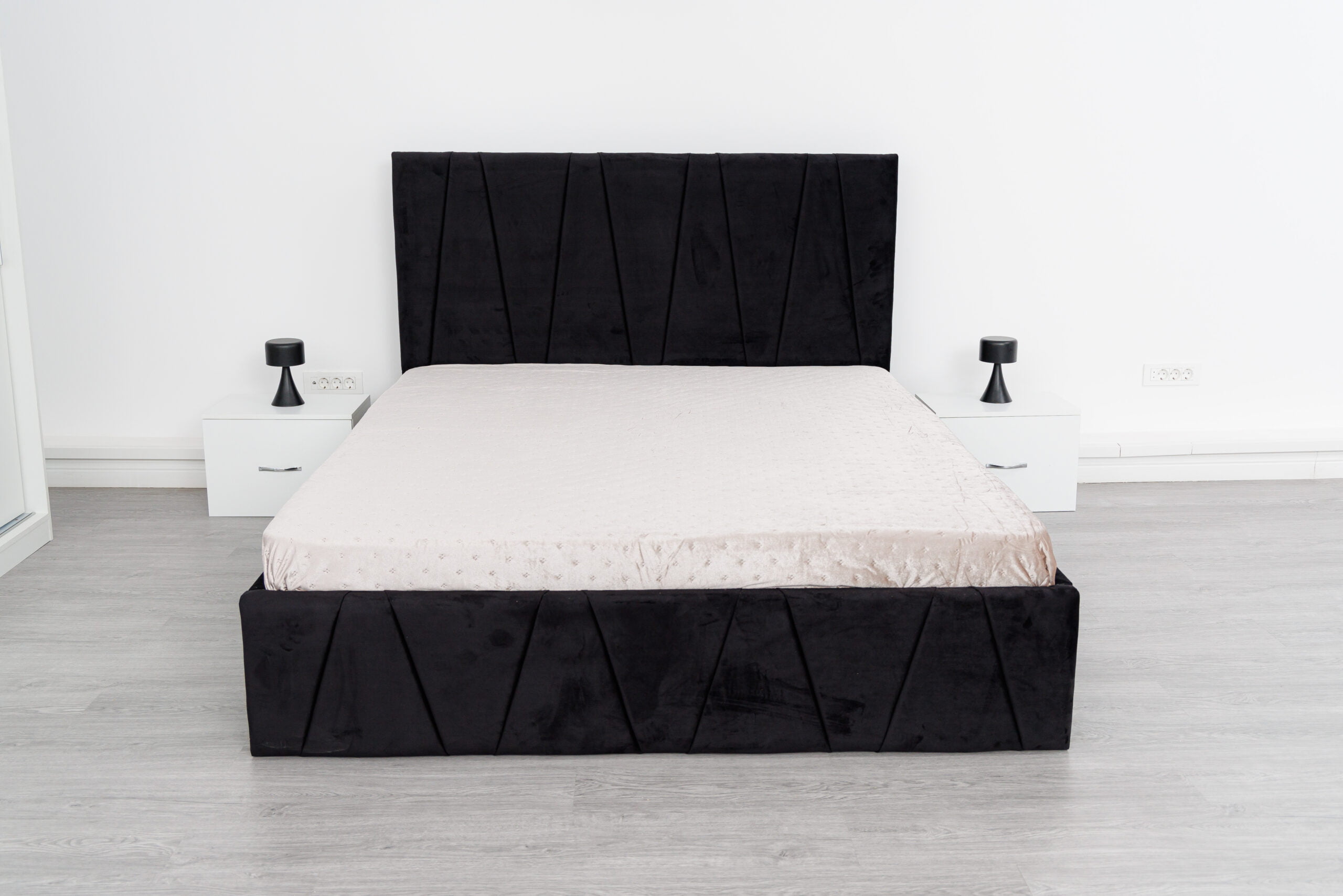 Image_0520-scaled-1.jpg Dormitor Eric Alb cu Pat Tapitat Negru Stofa Dulap Usi Glisante 150 x 200 cm Alb cu oglinda si Noptiere - imagine 3