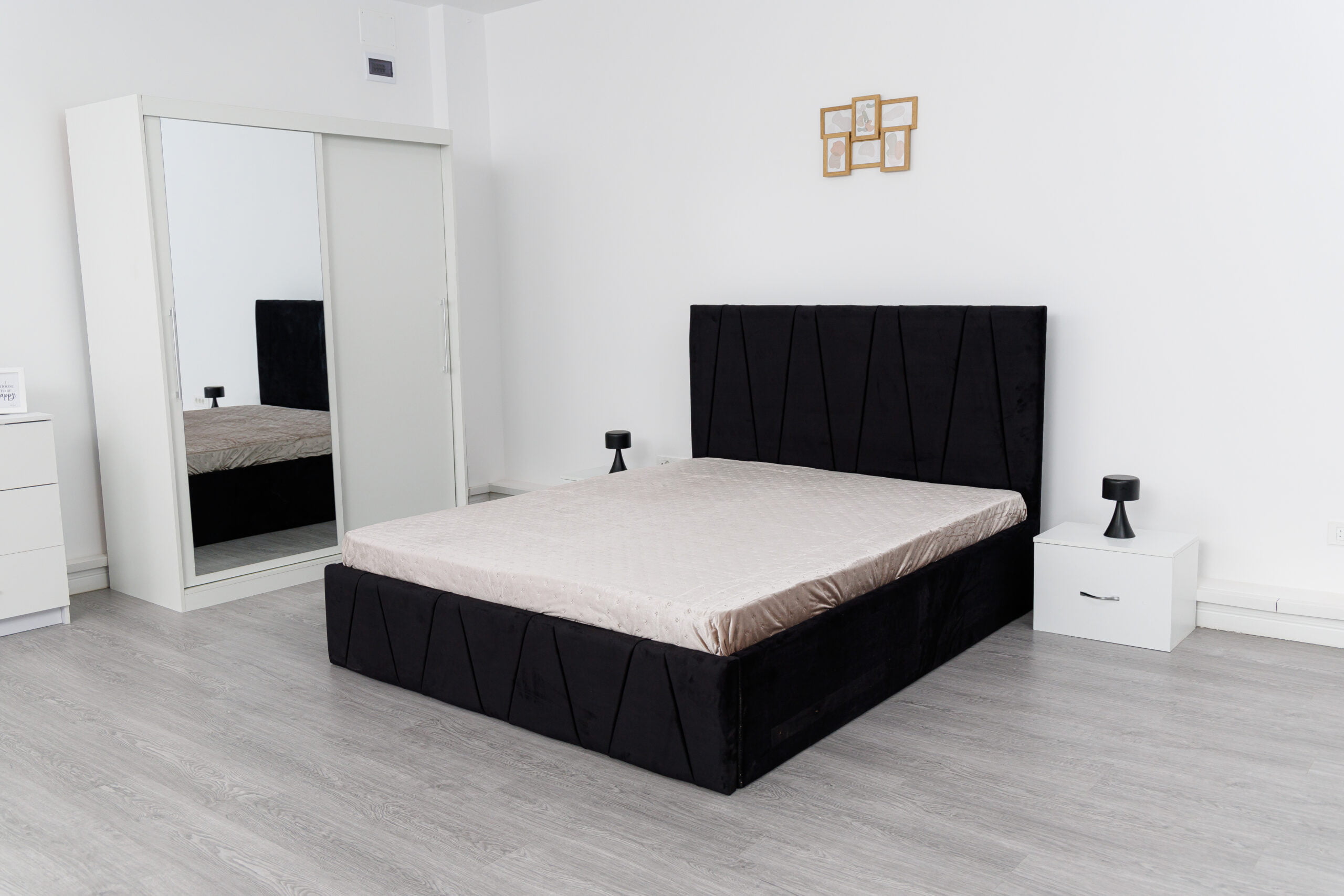 Image_0525-scaled-1.jpg Dormitor Eric Alb cu Pat Tapitat Negru Stofa Dulap Usi Glisante 150 x 200 cm Alb cu oglinda si Noptiere - imagine 1