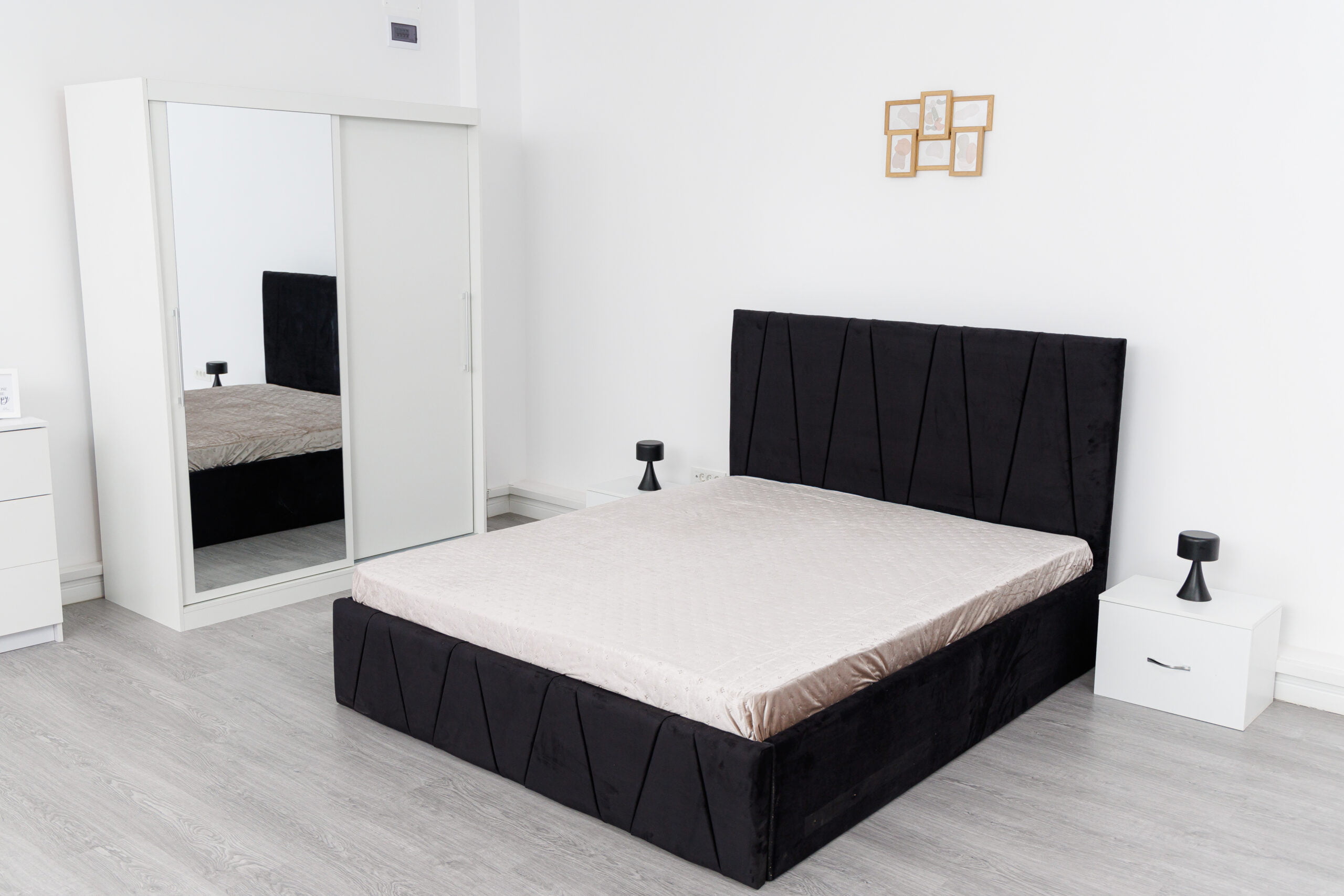 Image_0527-scaled-1.jpg Dormitor Eric Alb cu Pat Tapitat Negru Stofa Dulap Usi Glisante 150 x 200 cm Alb cu oglinda si Noptiere - imagine 2