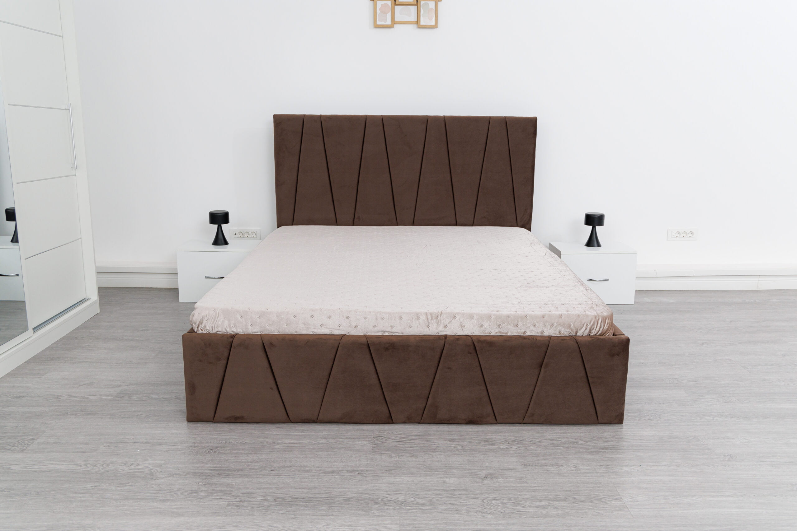 Image_0719-scaled-1.jpg Dormitor Eric Alb cu Pat Tapitat Maro Stofa Dulap Usi Glisante 150 x 200 cm Alb cu oglinda si Noptiere - imagine 3