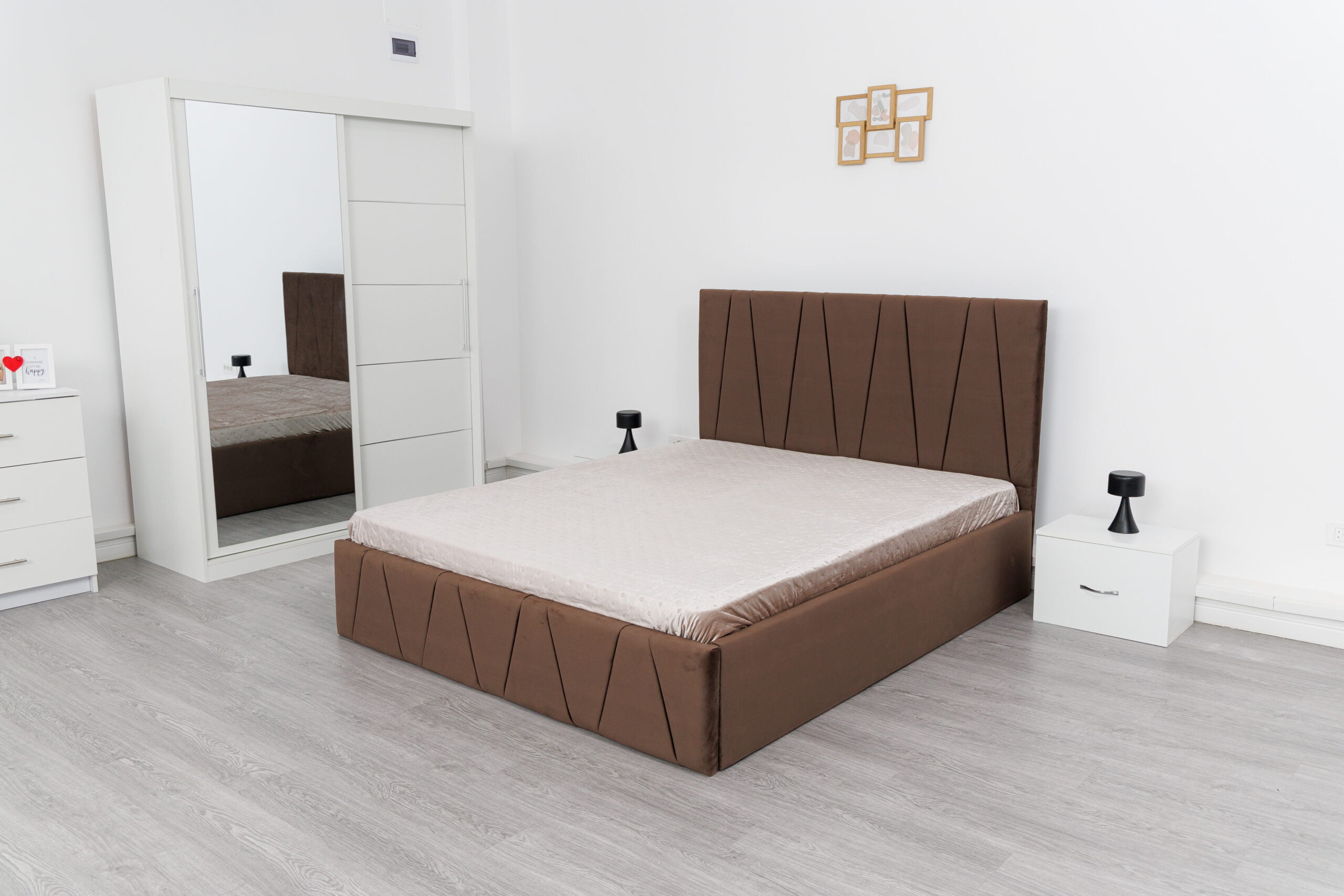 Image_0727-scaled-1.jpg Dormitor Eric Alb cu Pat Tapitat Maro Stofa Dulap Usi Glisante 150 x 200 cm Alb cu oglinda si Noptiere - imagine 1
