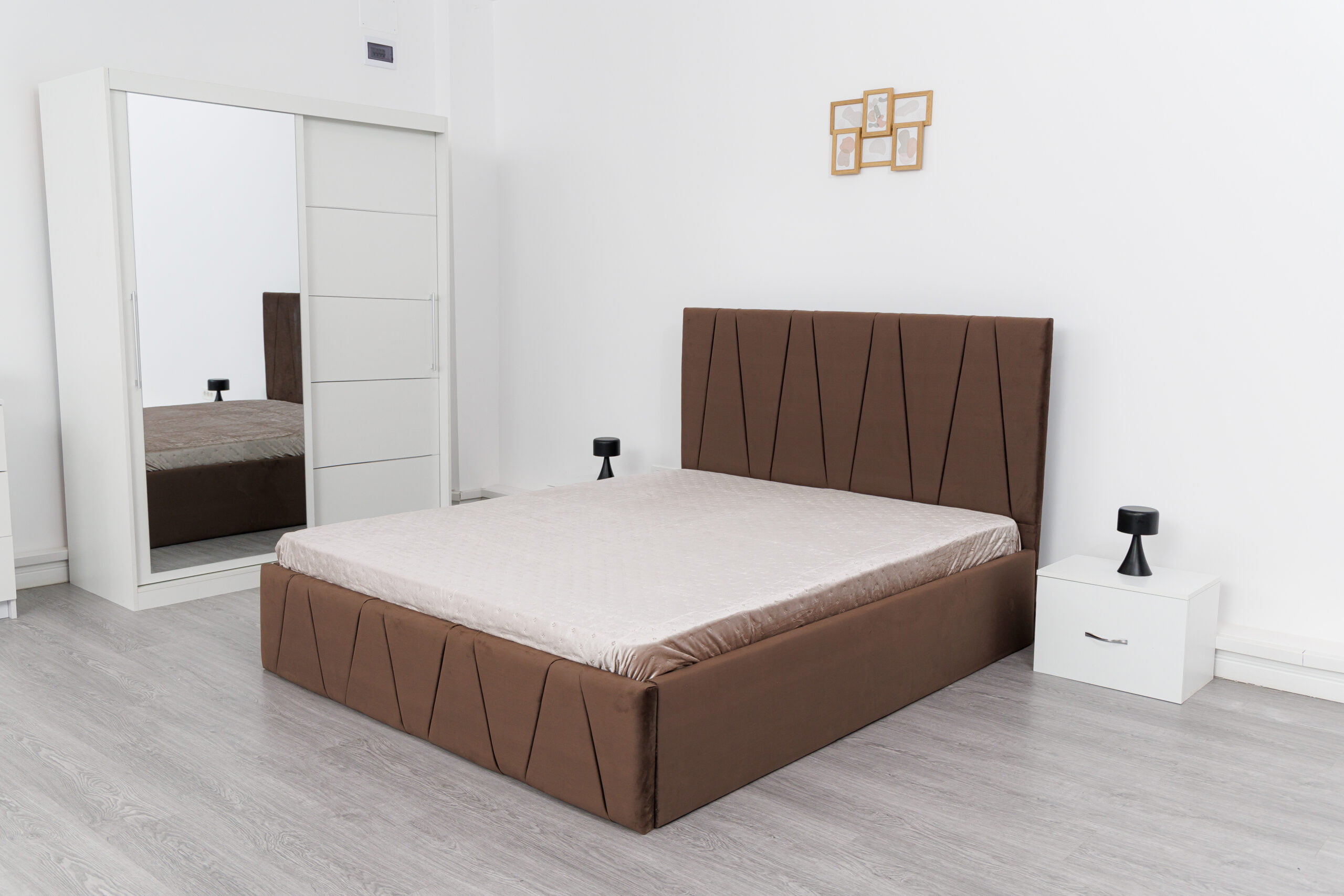 Image_0729-scaled-1.jpg Dormitor Eric Alb cu Pat Tapitat Maro Stofa Dulap Usi Glisante 150 x 200 cm Alb cu oglinda si Noptiere - imagine 2