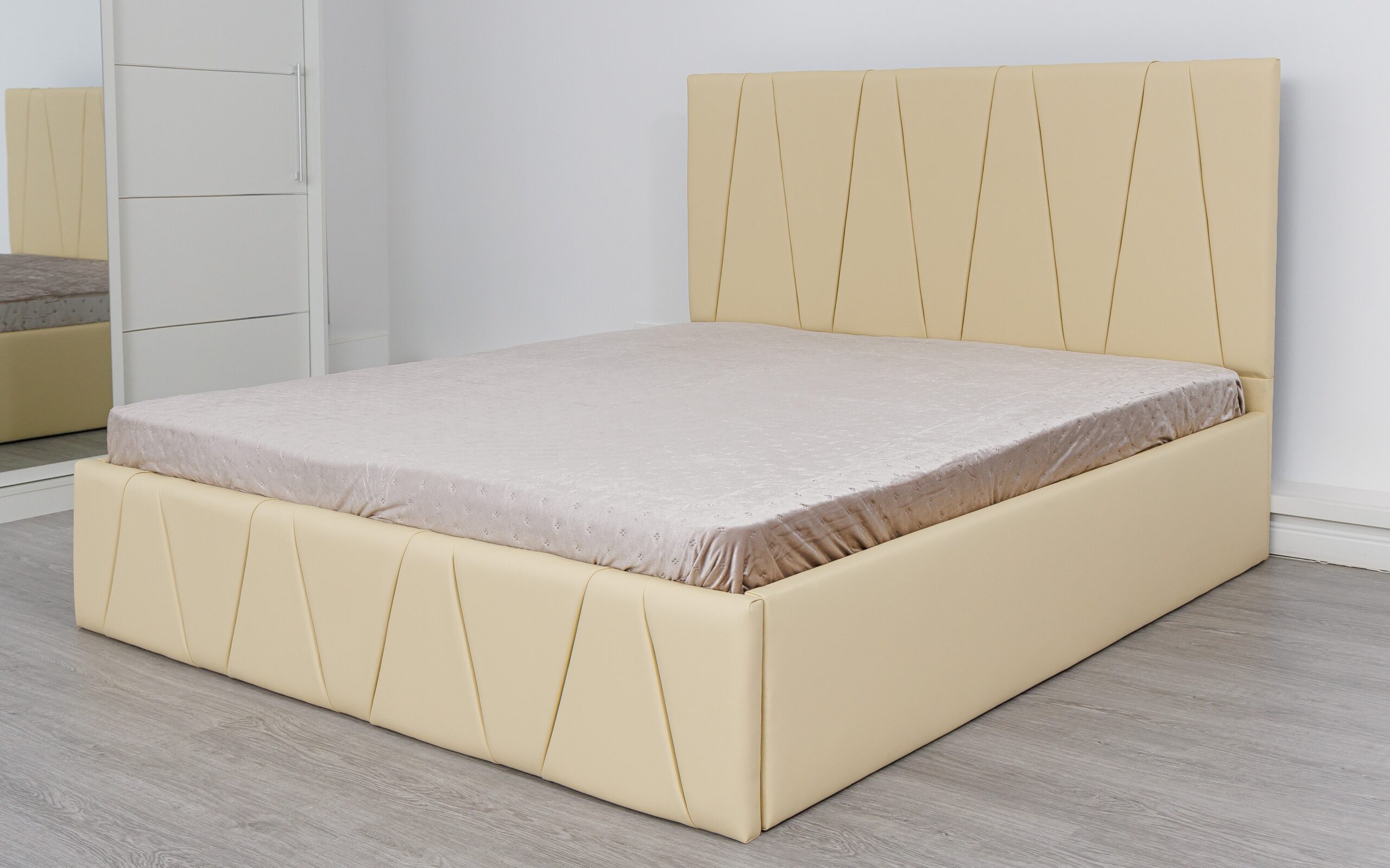 prima-poza-2-scaled-1.jpg Pat Tapitat Eric Bej Piele Ecologica - imagine 1