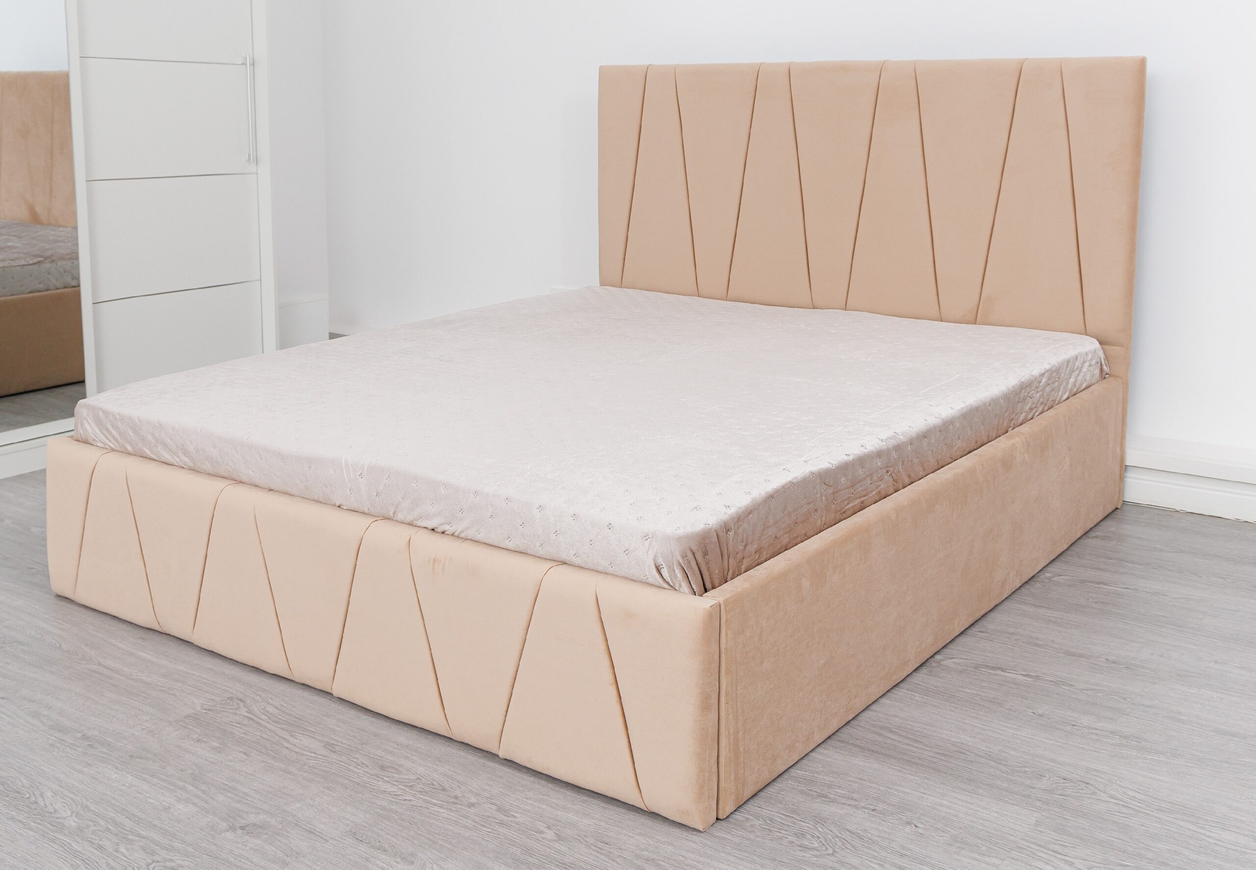 prima-poza-3-scaled-1.jpg Pat Tapitat Eric Bej Stofa - imagine 1