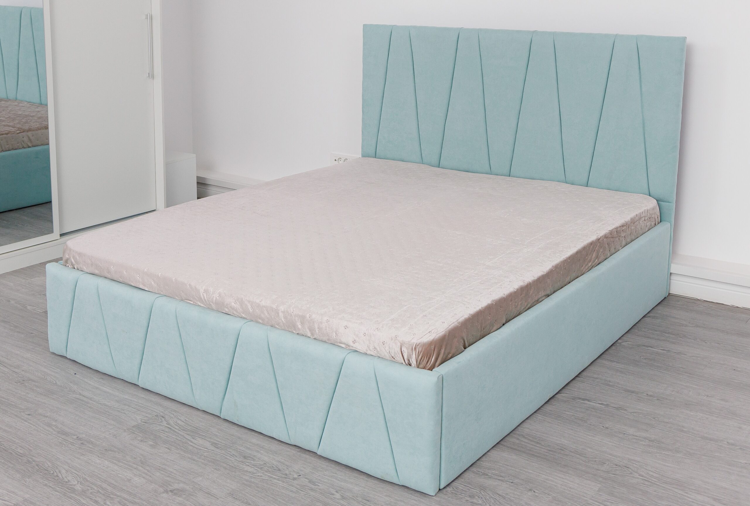 prima-poza-7-scaled-1.jpg Pat Tapitat Eric Turcoaz Stofa - imagine 1