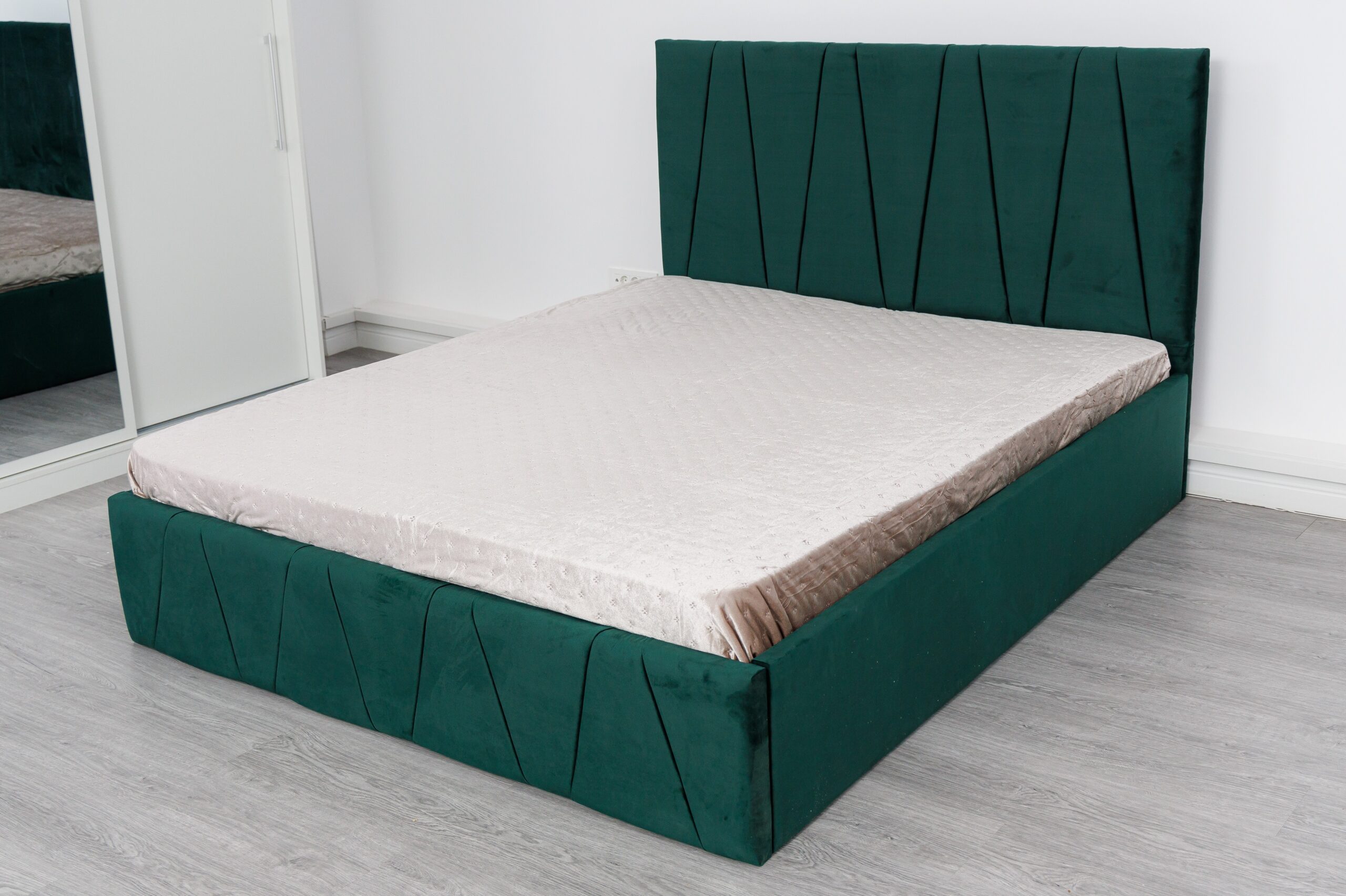 prima-poza-8-scaled-1.jpg Pat Tapitat Eric Verde Stofa - imagine 1