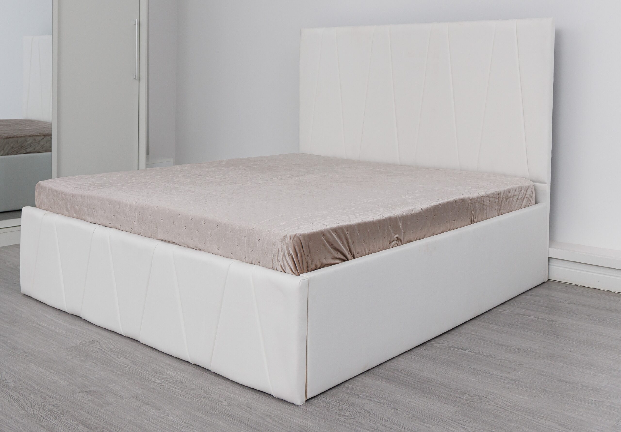 prima-poza-scaled-1.jpg Pat Tapitat Eric Alb Stofa - imagine 1