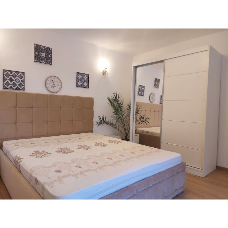 set-dormitor-regal-cu-pat-tapitat-bej-160-cm-x-200-cm-1-1.jpg Set Dormitor Regal cu Pat Tapitat Bej din stofa Dulap Gabriel 2 usi glisante cu oglinda - imagine 3