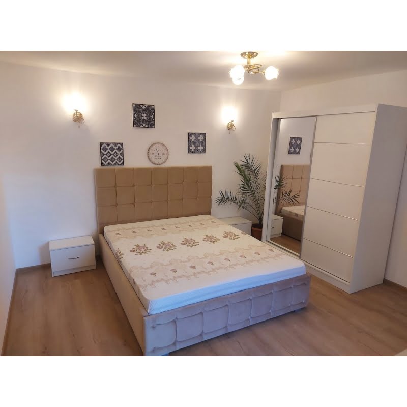 set-dormitor-regal-cu-pat-tapitat-bej-160-cm-x-200-cm-6-1.jpg Set Dormitor Regal cu Pat Tapitat Bej din stofa Dulap Gabriel 2 usi glisante cu oglinda - imagine 7