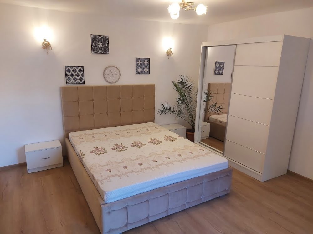 set-dormitor-regal-cu-pat-tapitat-bej-160-cm-x-200-cm.jpg Set Dormitor Regal cu Pat Tapitat Bej din stofa Dulap Gabriel 2 usi glisante cu oglinda - imagine 1